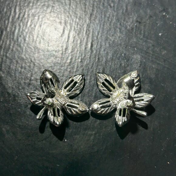 Vintage 1" Sarah Coventry Signed Silver Tone Leaf Clip-On Earrings - Picture 4 of 4